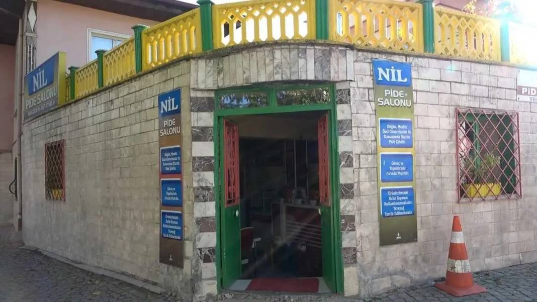 Isparta’da Pide Salonuna Giriş Yapan Müşteriler Mezara Dua Ediyor! 4